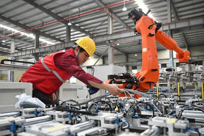 2月19日,宁德思客琦智能装备工作人员在安装调试机器人自动化